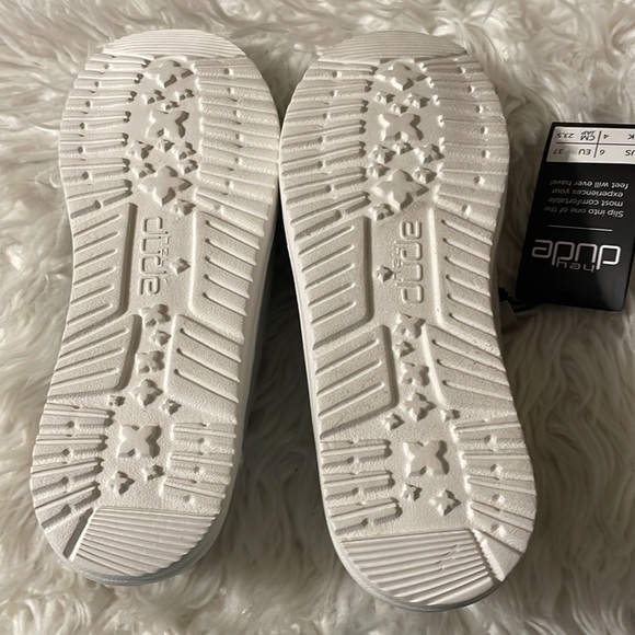 Hey Dude NWT Women’s Wendy Chambray Slip on Shoes. Size 6. No Box. - Picture 7 of 9